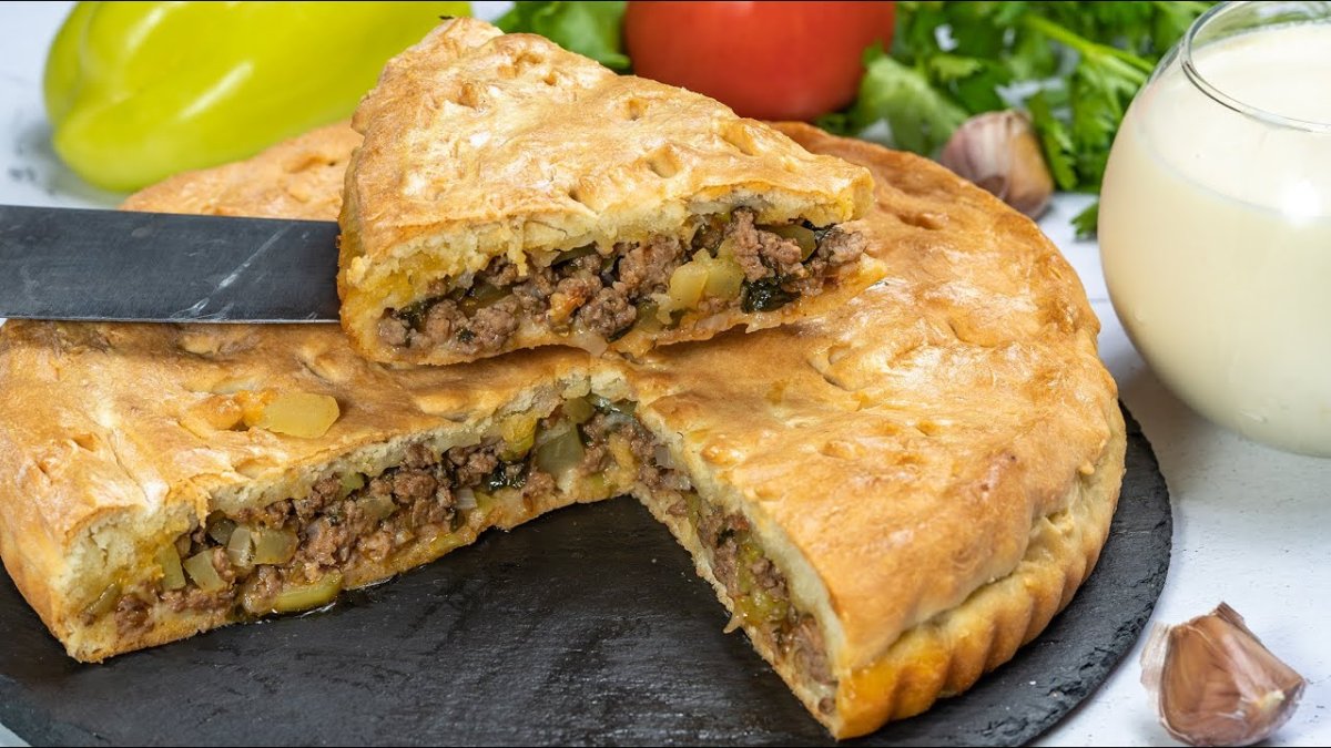 Мясной пирог на сметанном тесте