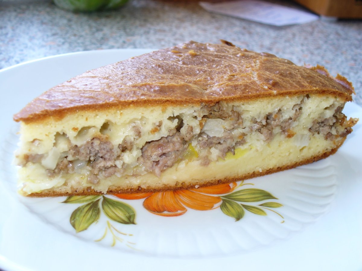 Пирог с колбасой