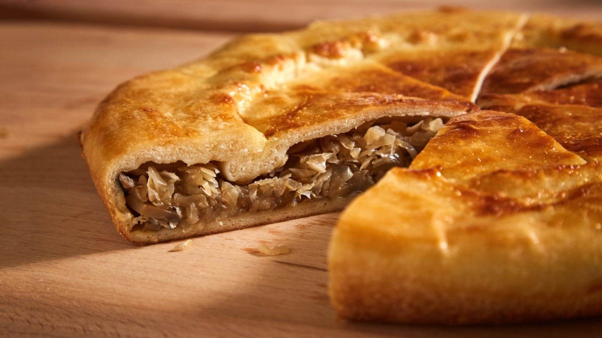 Мясной пирог на столе
