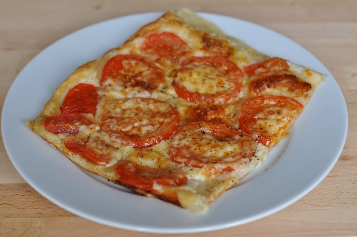 Слойка с томатом и сыром