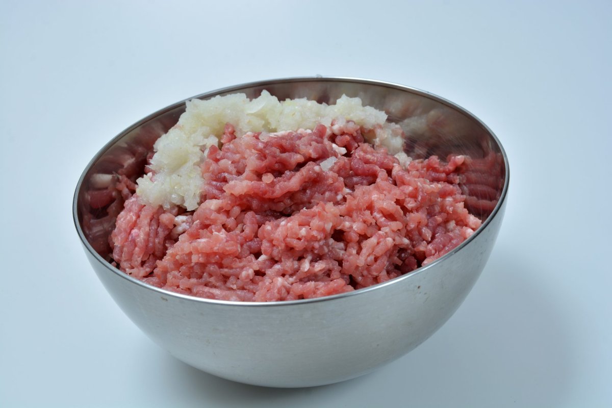 Фарш с солью и перцем