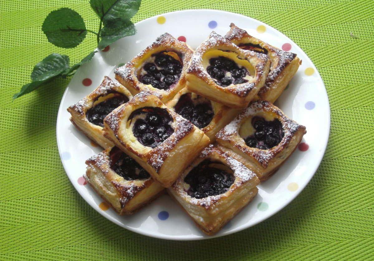 Слойки с творогом и вареньем