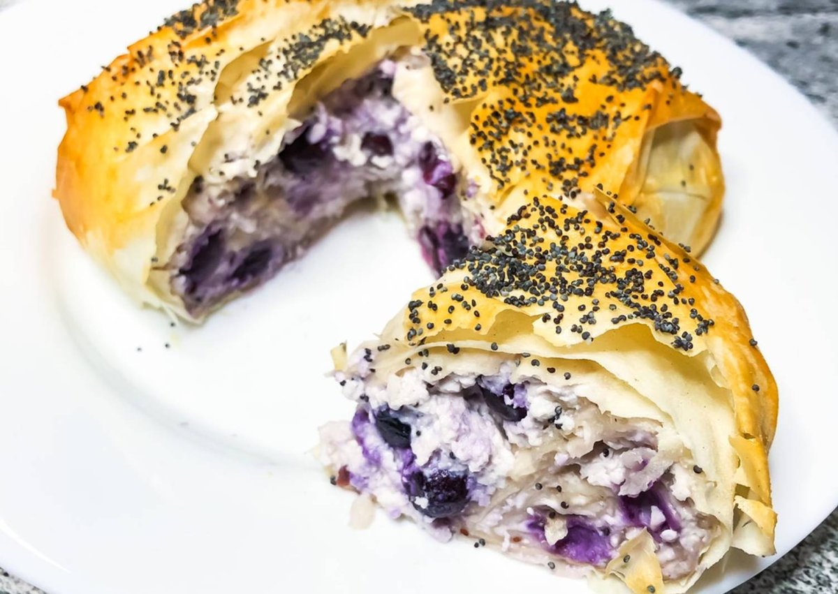 Слоеный пирог с черникой