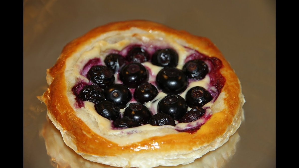 Слойка с черникой