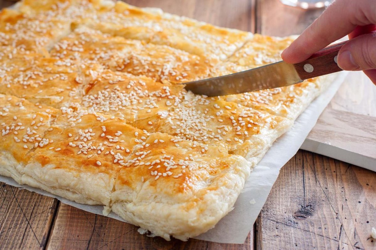 Слоеный пирог с курицей и сыром