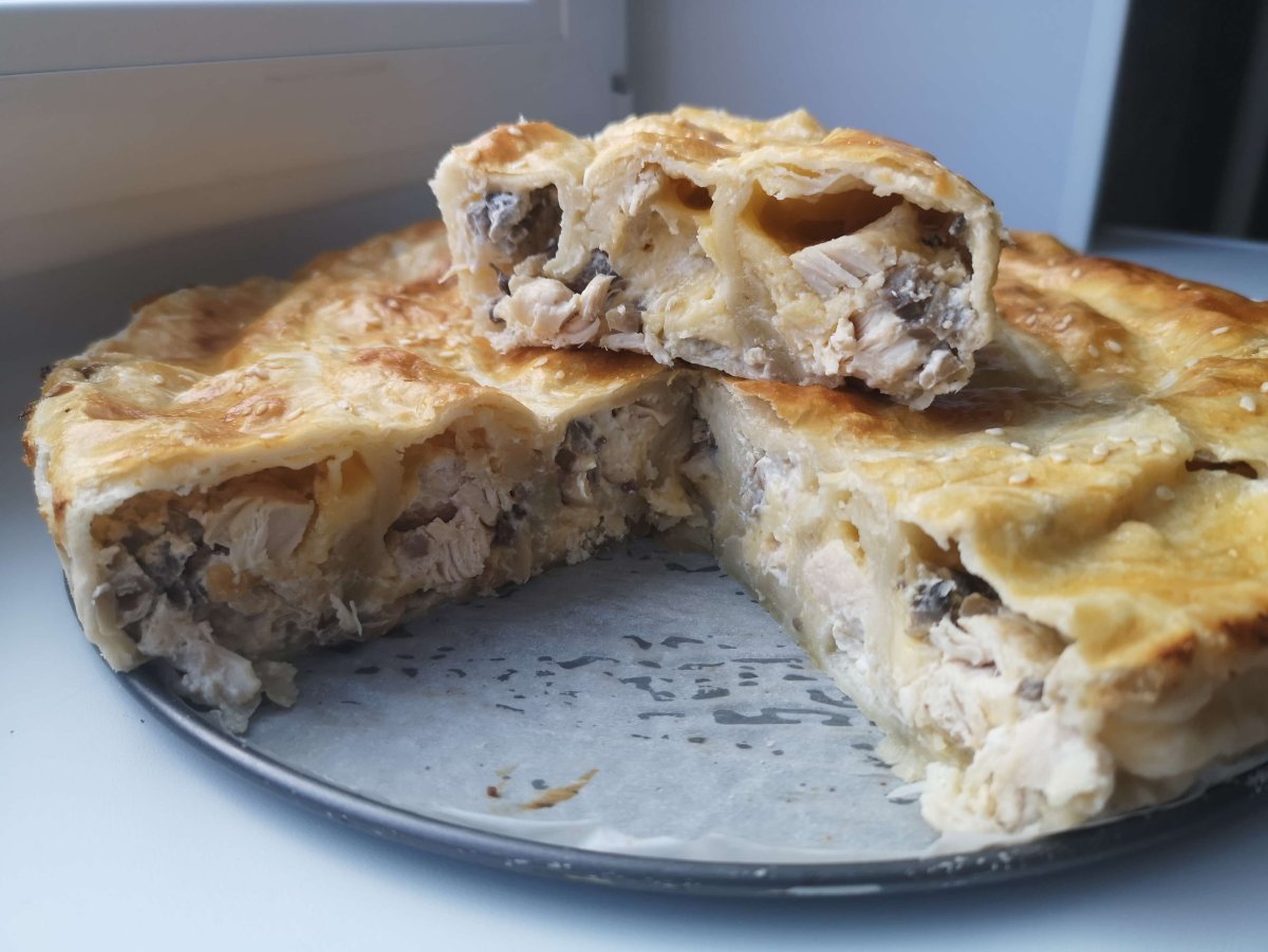 Пирог с курицей и грибами