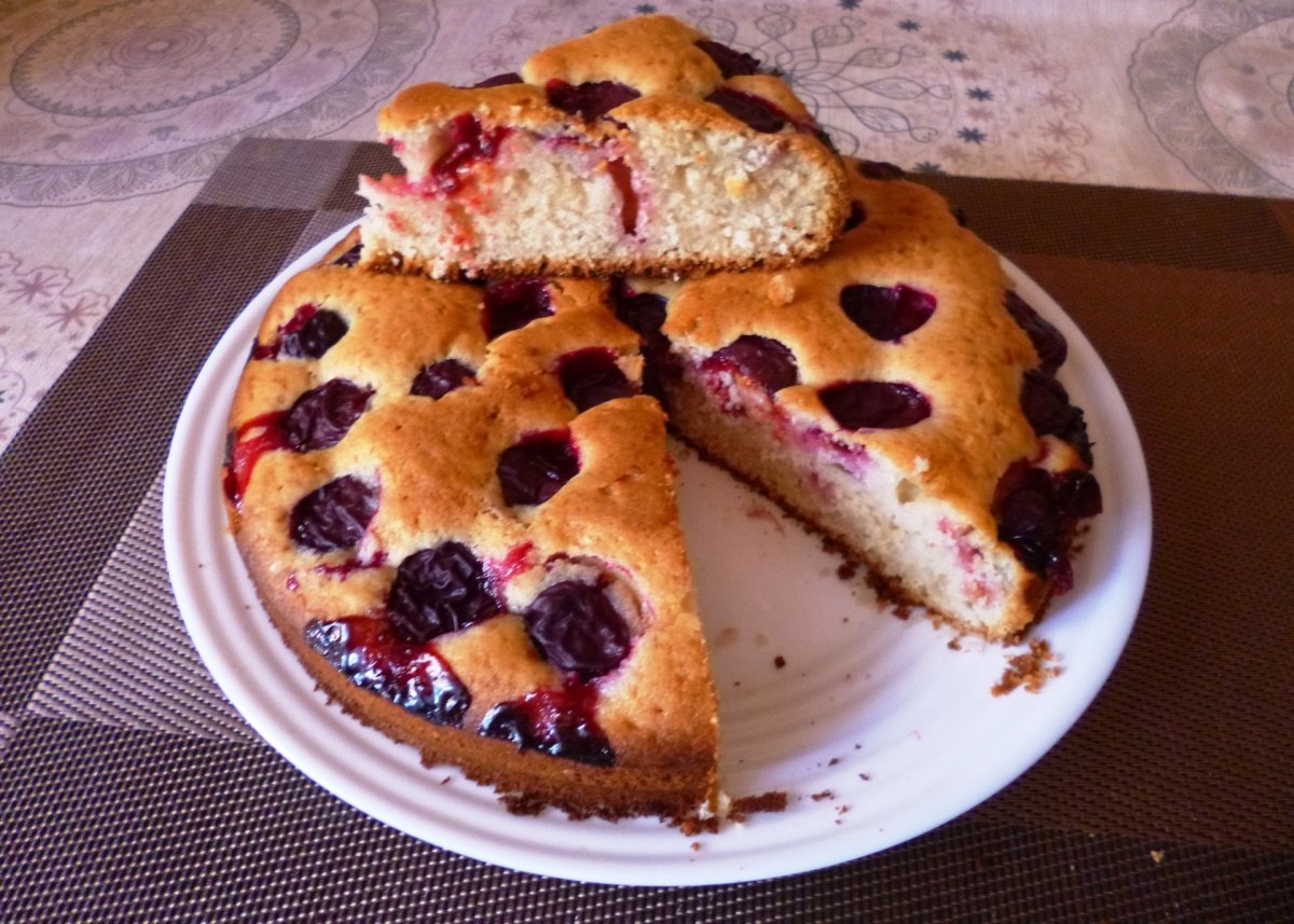 Пирог с замороженными сливами