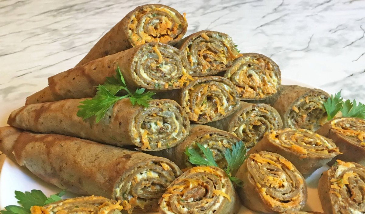 Блинные мешочки с жюльеном из красной рыбы