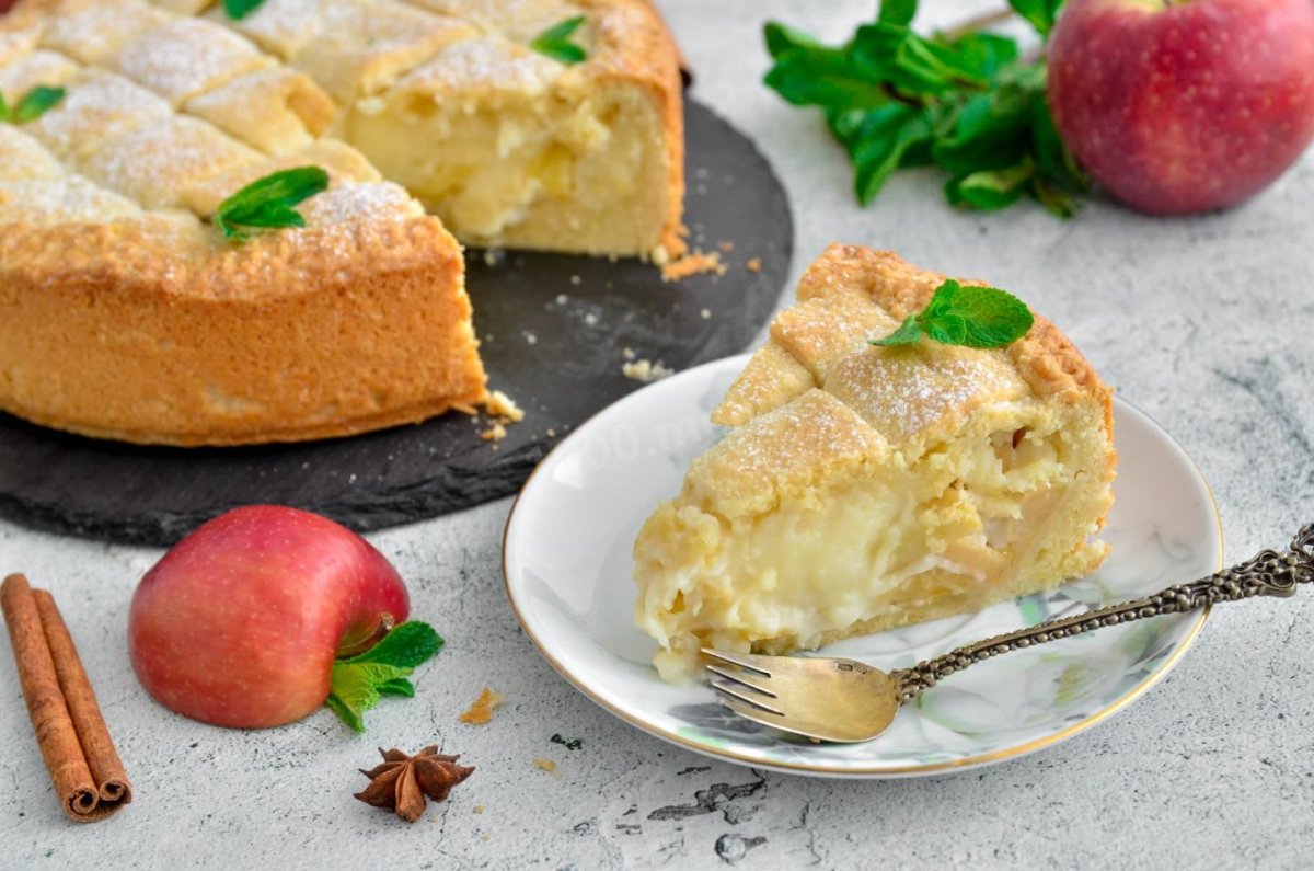 Бисквитный пирог с яблоками