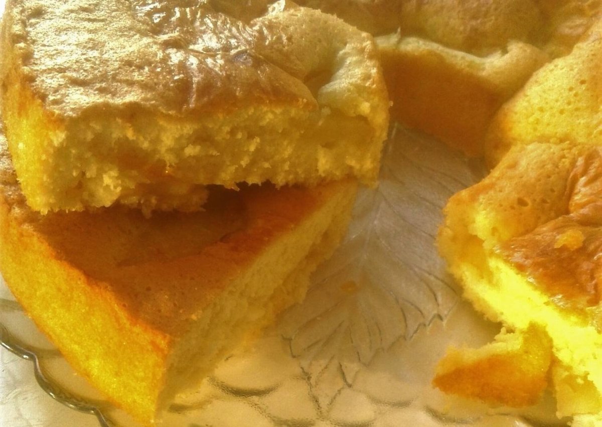 Шарлотка с меренгой