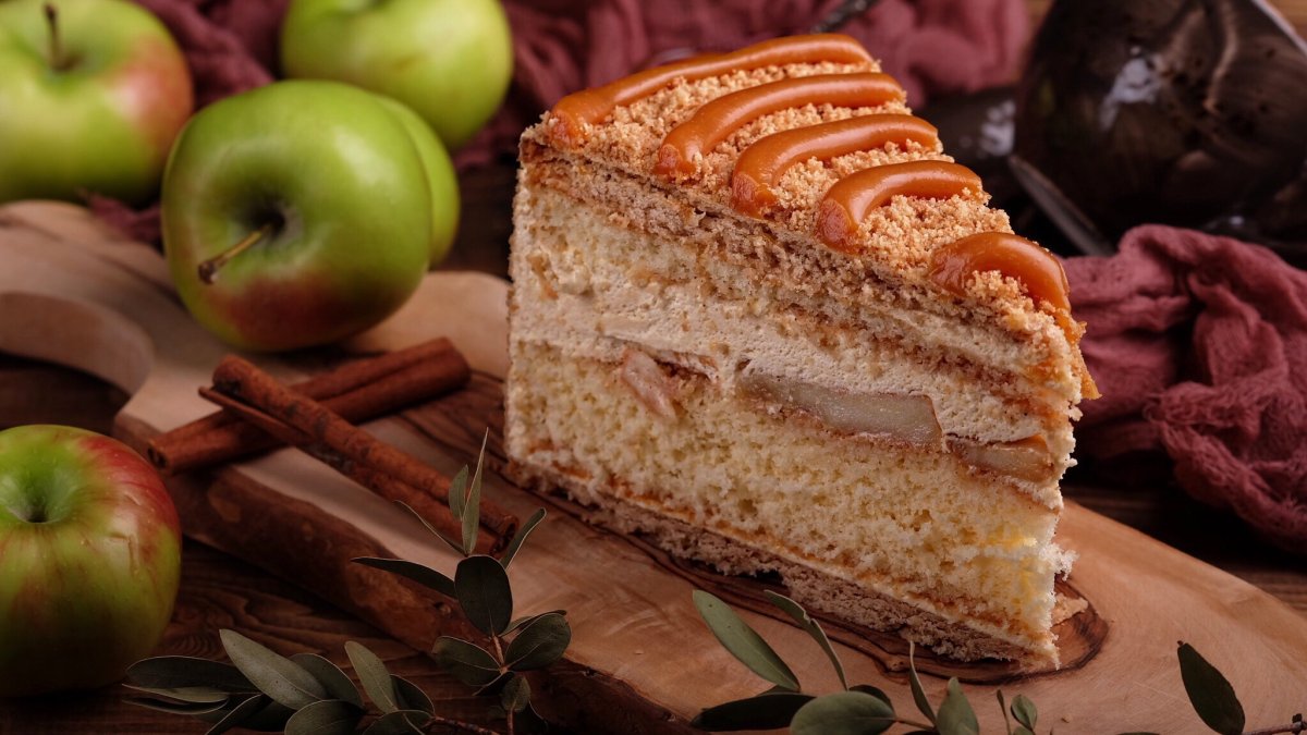 Шарлотка бисквитная с яблоками