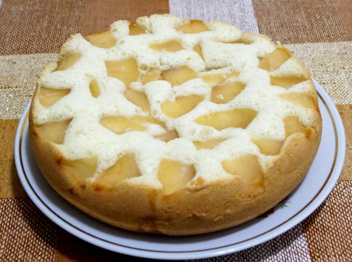 Шарлотка с персиками