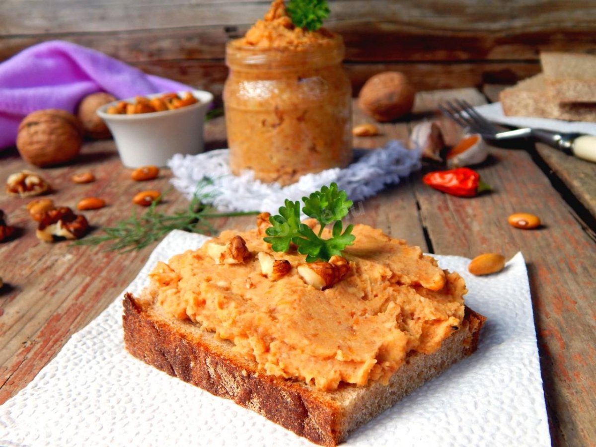 Десерт с финиками и грецкими орехами