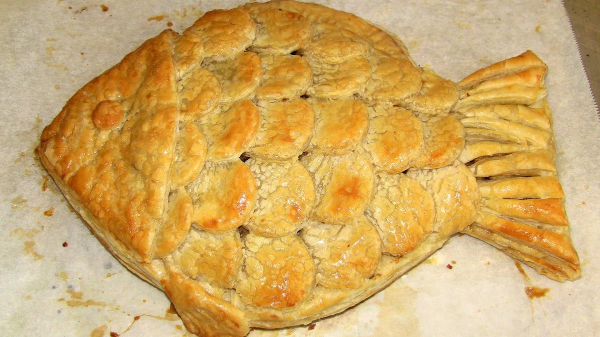 Пирог с рыбными консервами и картошкой
