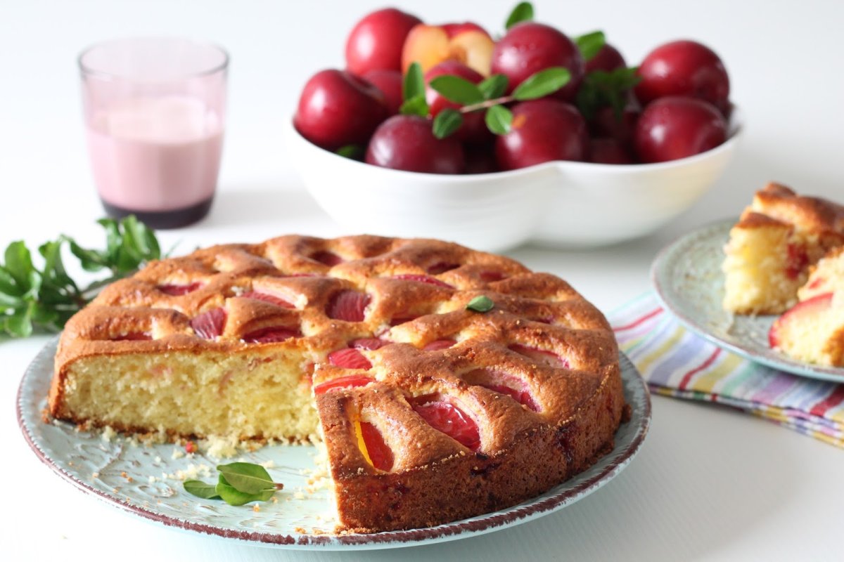Пирог с творогом и клубникой