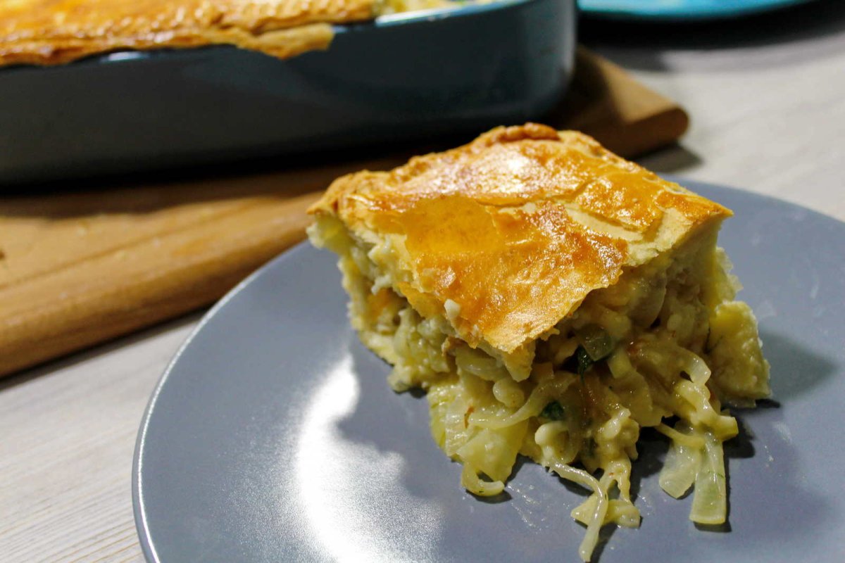 Пирог с луком и сыром