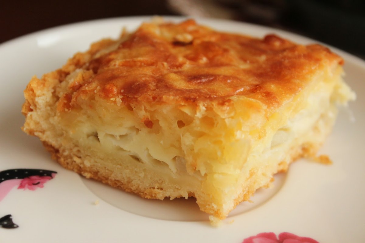 Луковый пирог с виноградом и овечьим сыром