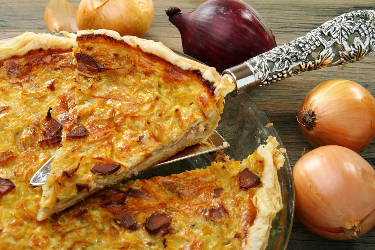 Еврейский пирог с луком и сыром