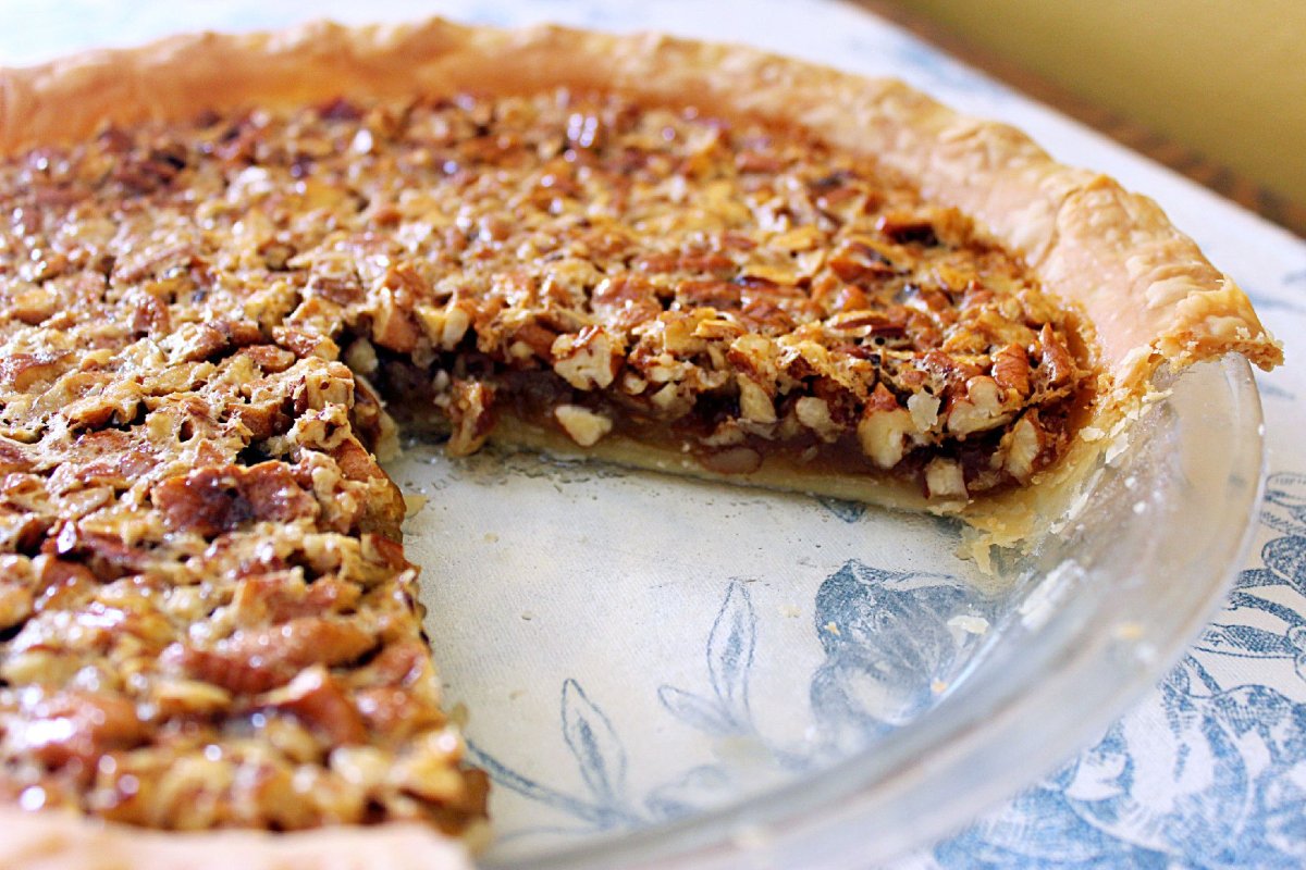 Песочный пирог с курагой и грецкими орехами