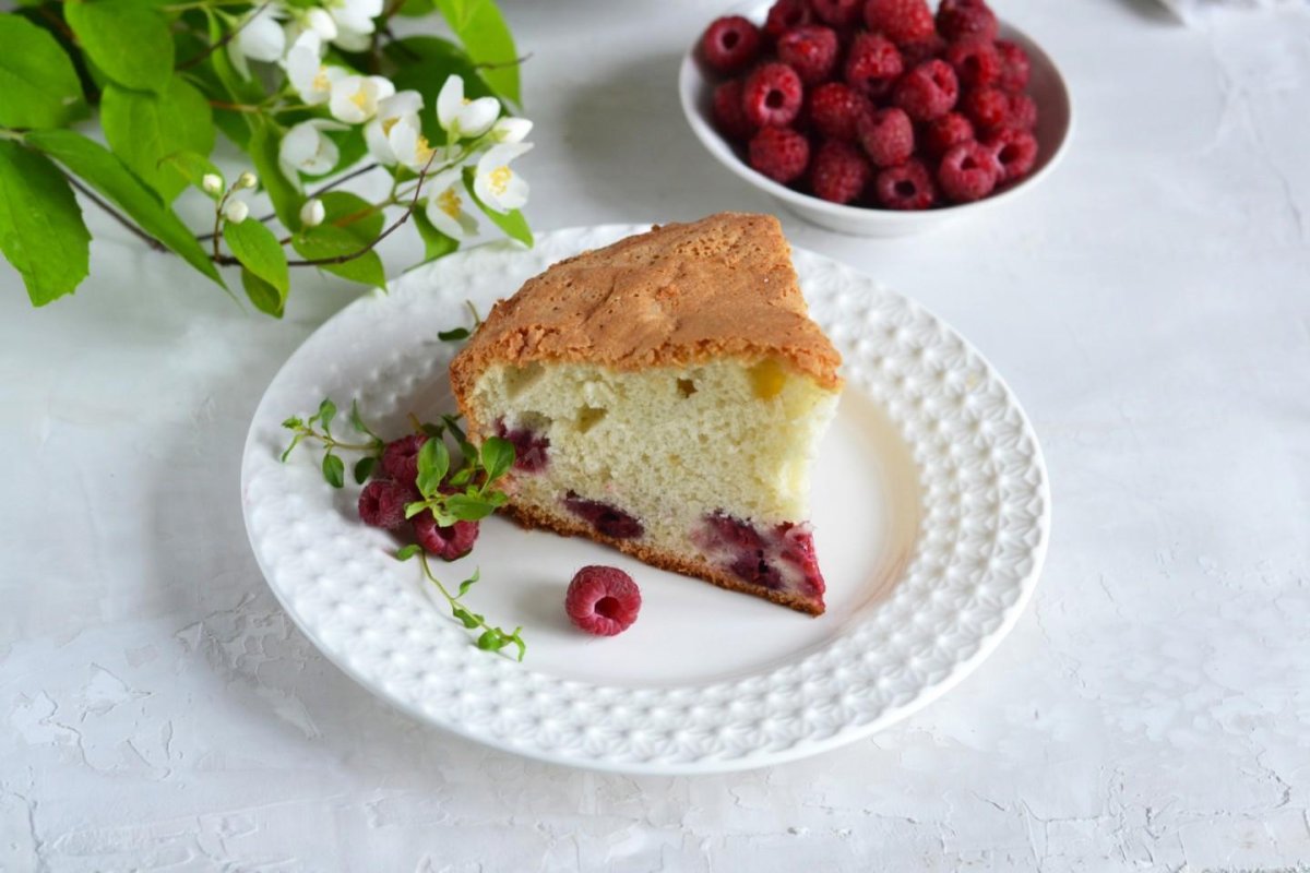 Заливной пирог с клубникой
