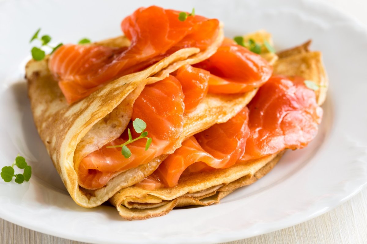 Блины с семгой и творожным сыром