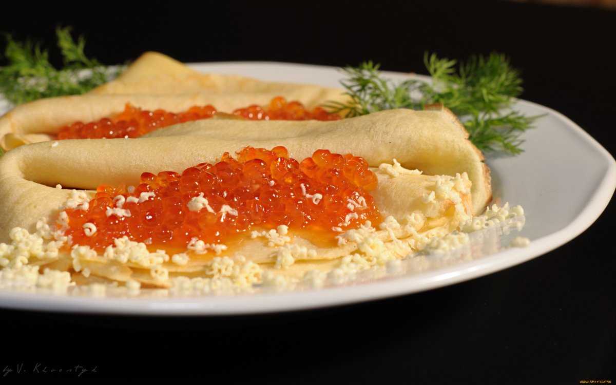 Блины с икрой и красной рыбой