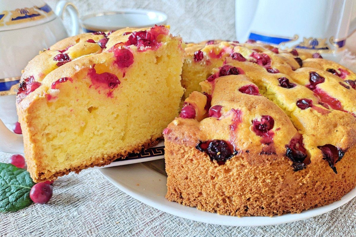 Шарлотка с ягодами