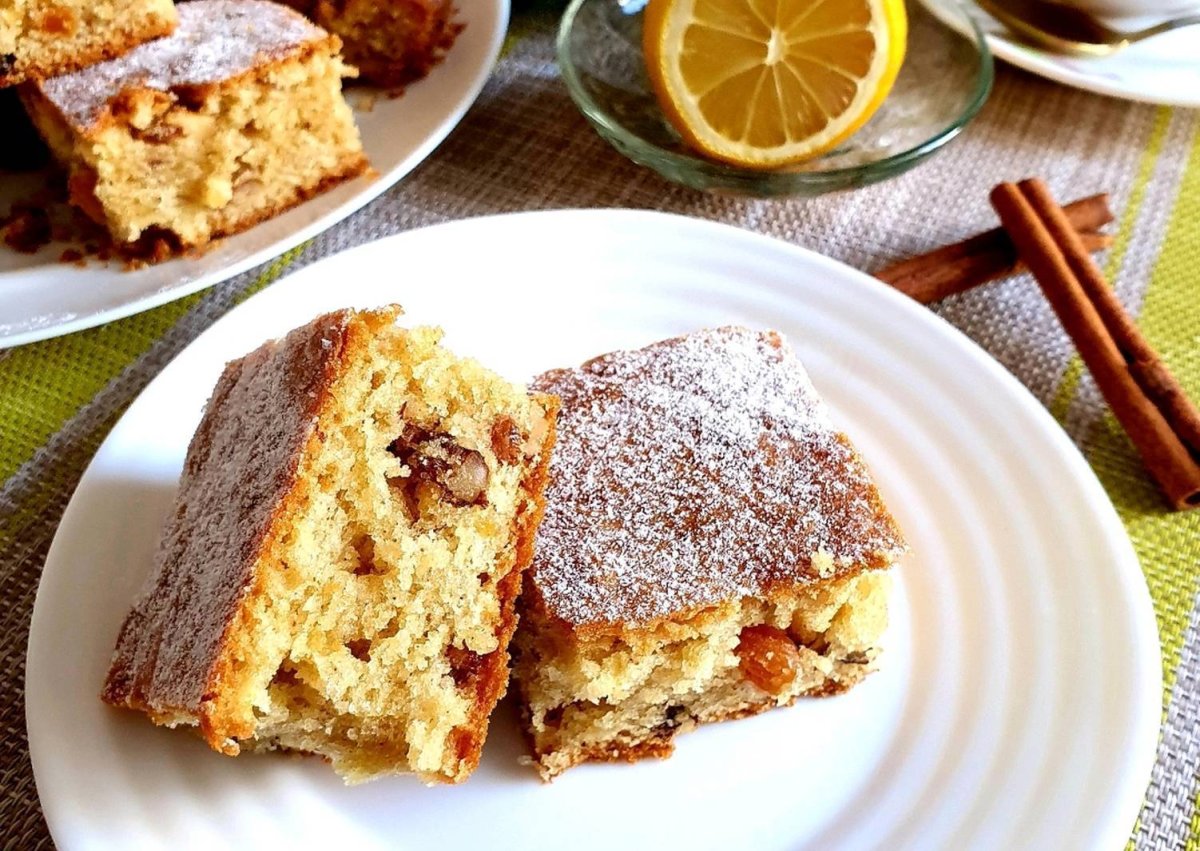 Пирог с грецкими орехами и изюмом