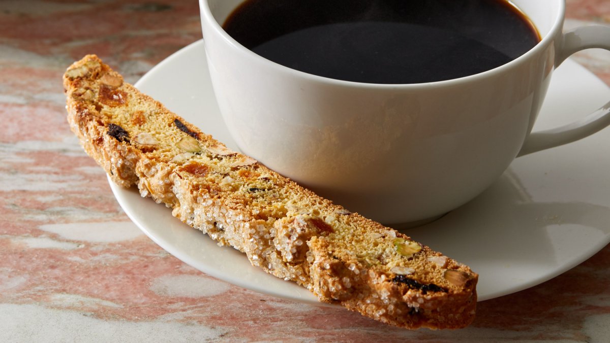Итальянский десерт кантуччи с арахисом и изюмом