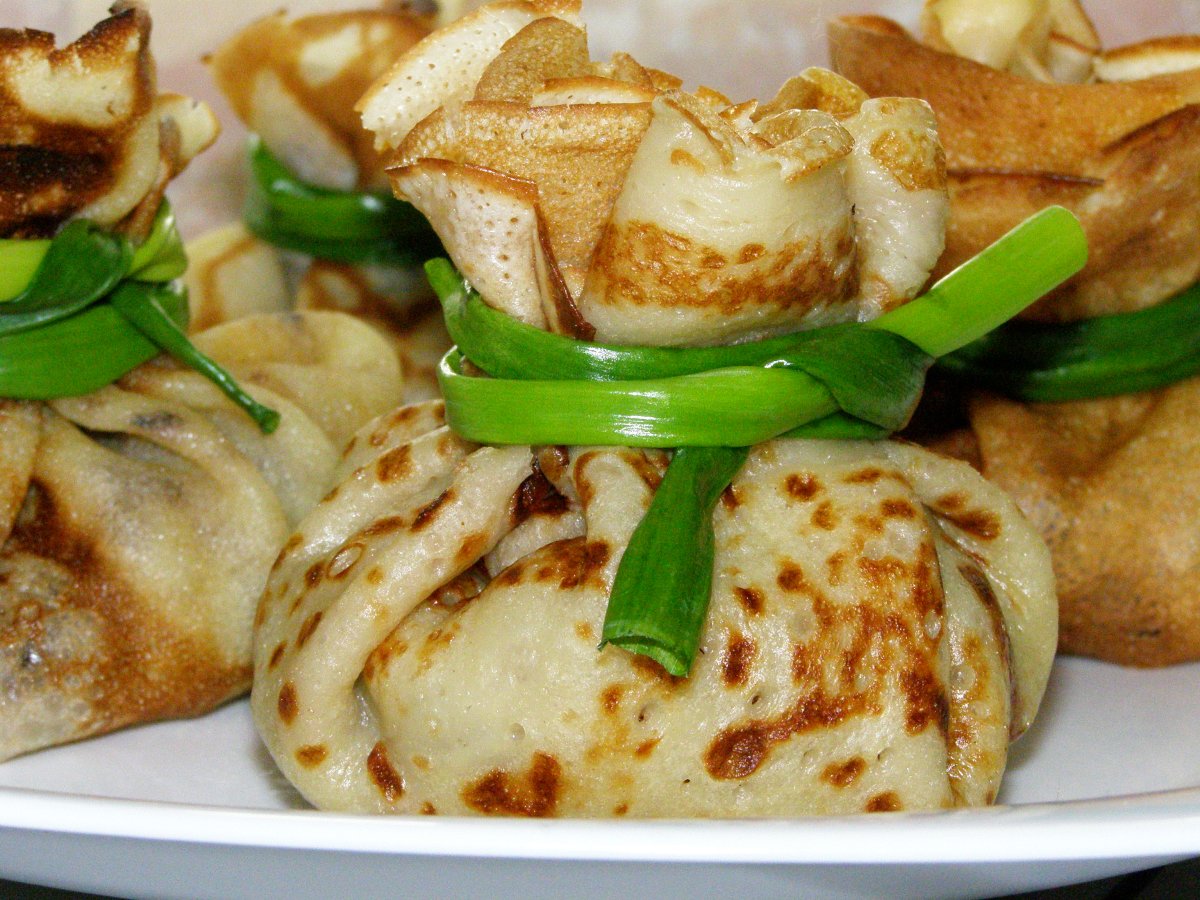 Блинные мешочки с жюльеном из красной рыбы