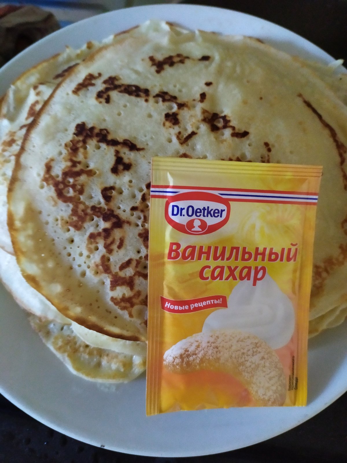 Блины на белом фоне