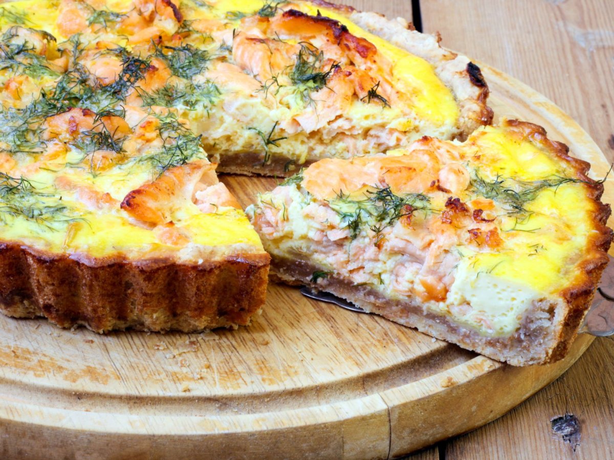 Заливной пирог с луком и яйцом
