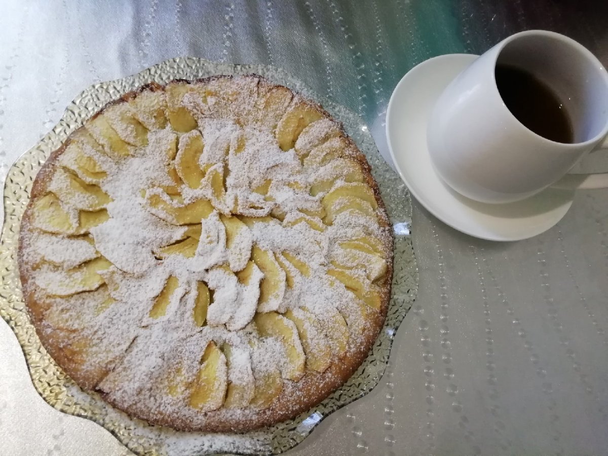 Бисквитный пирог с яблоками