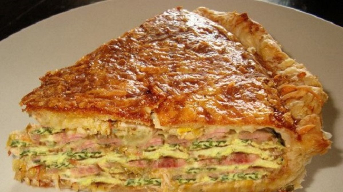 Пирог мясной слоеный