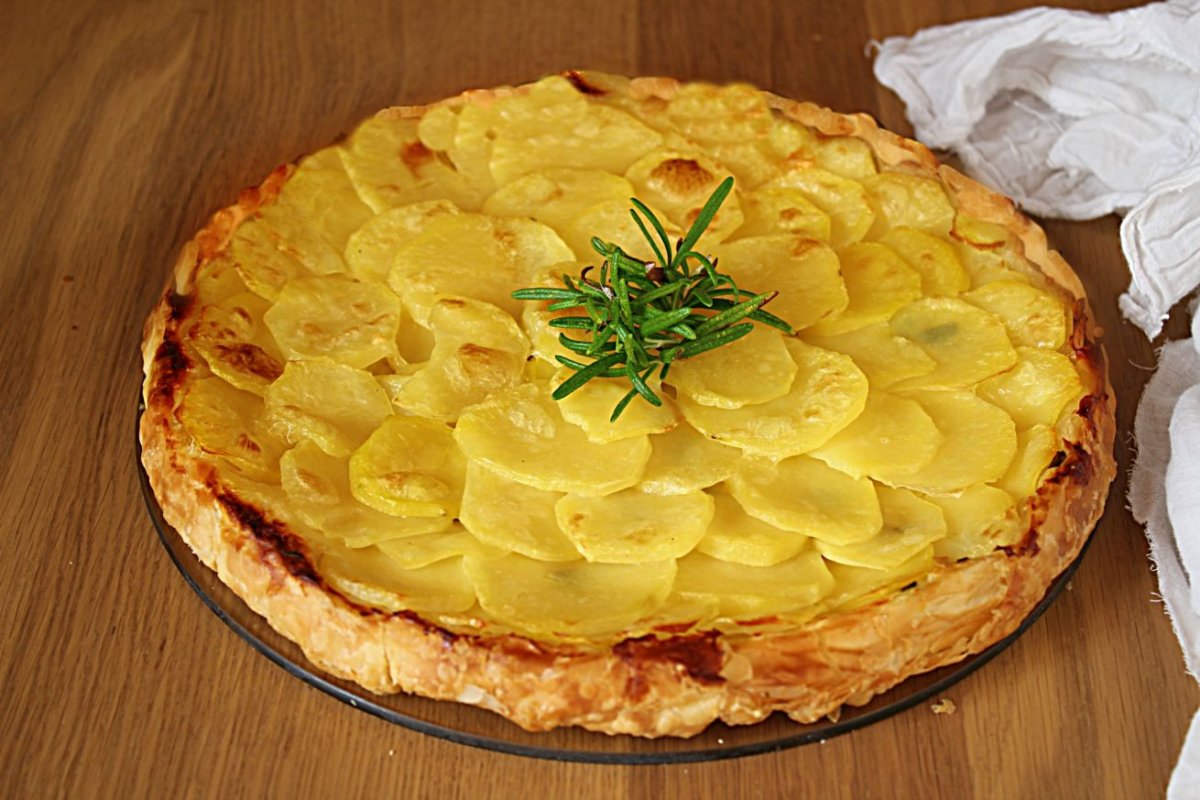 Открытый пирог с картошкой пюре
