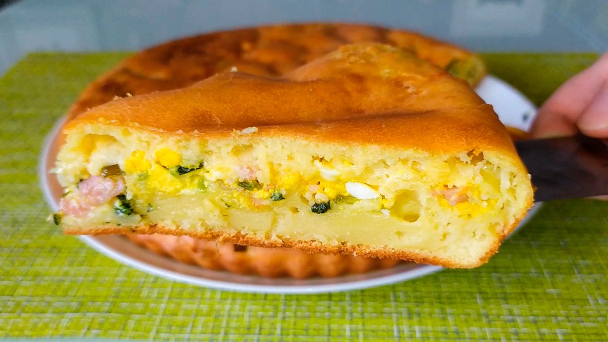 Заливной пирог с кабачком и начинкой из яиц и зеленого лука