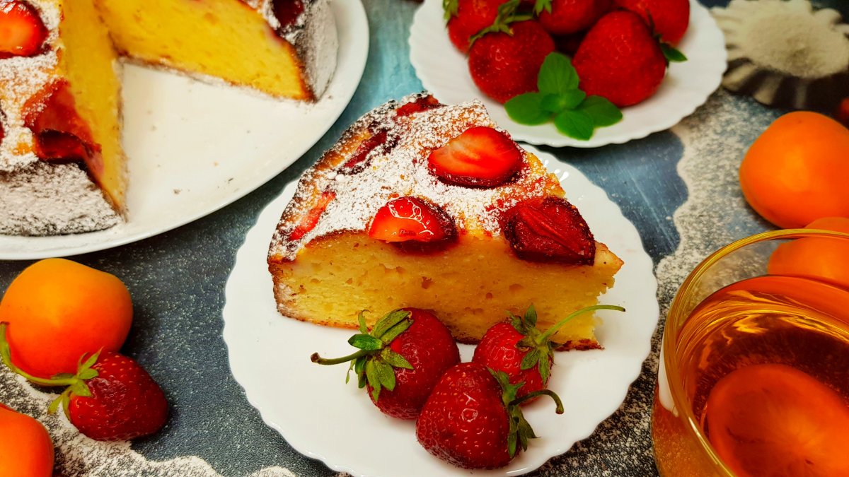 Домашний пирог с клубникой