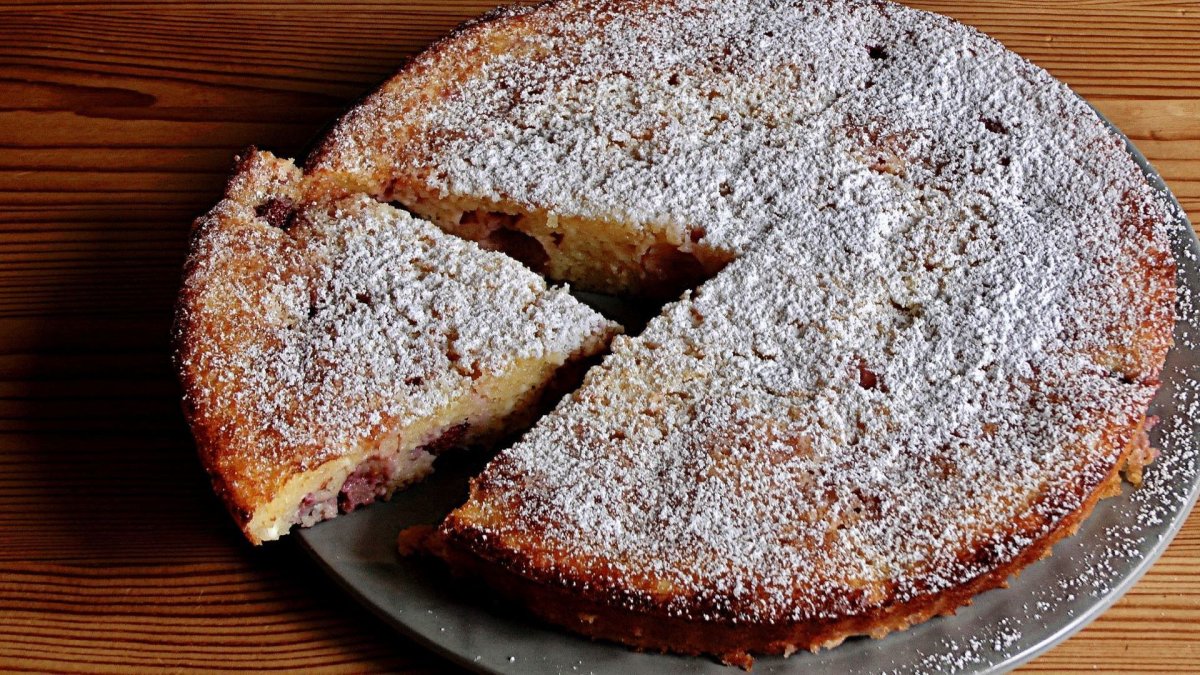 Заливной пирог с клубникой