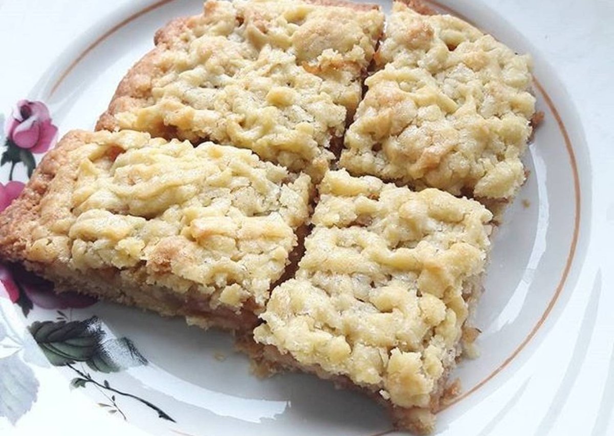 Песочный пирог с тертыми яблоками