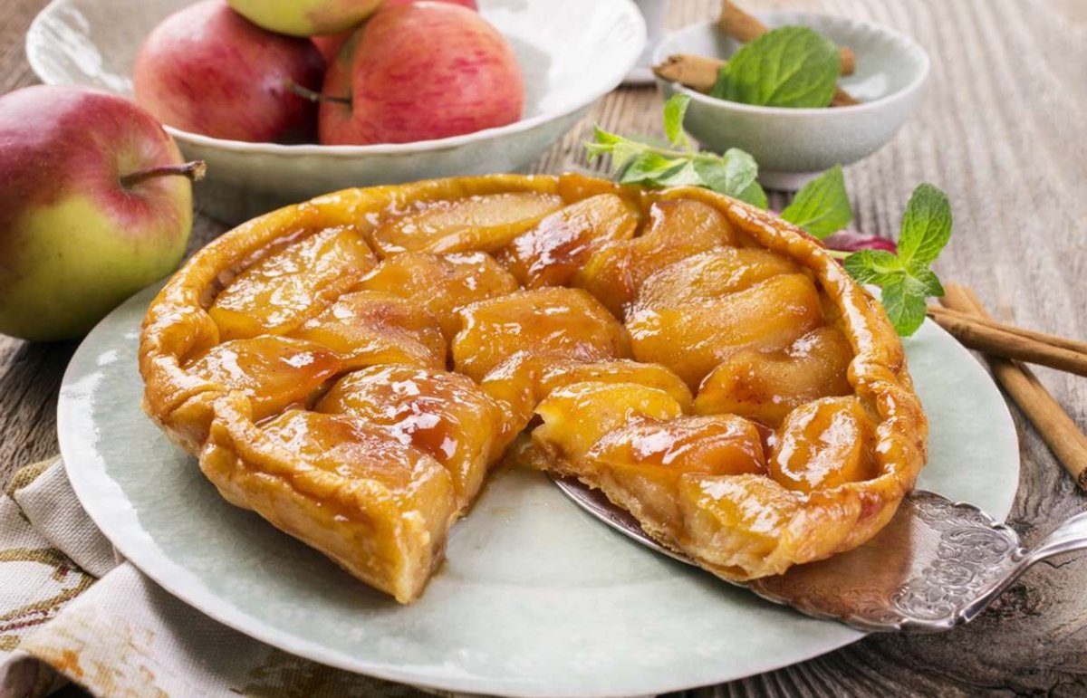 Пирог с яблоками и орехами