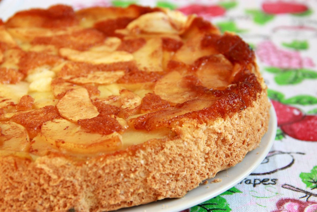 Яблочный пирог с карамелизированными яблоками
