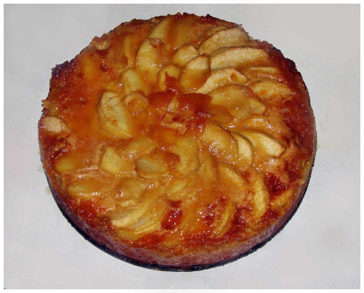 Шарлотка с карамелизованными яблоками
