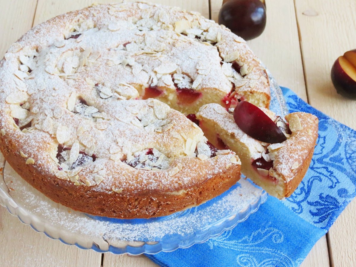 Шарлотка со сливами