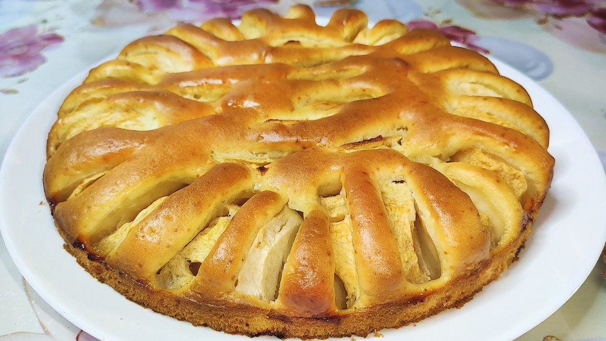 Шарлотка с яблоками сверху