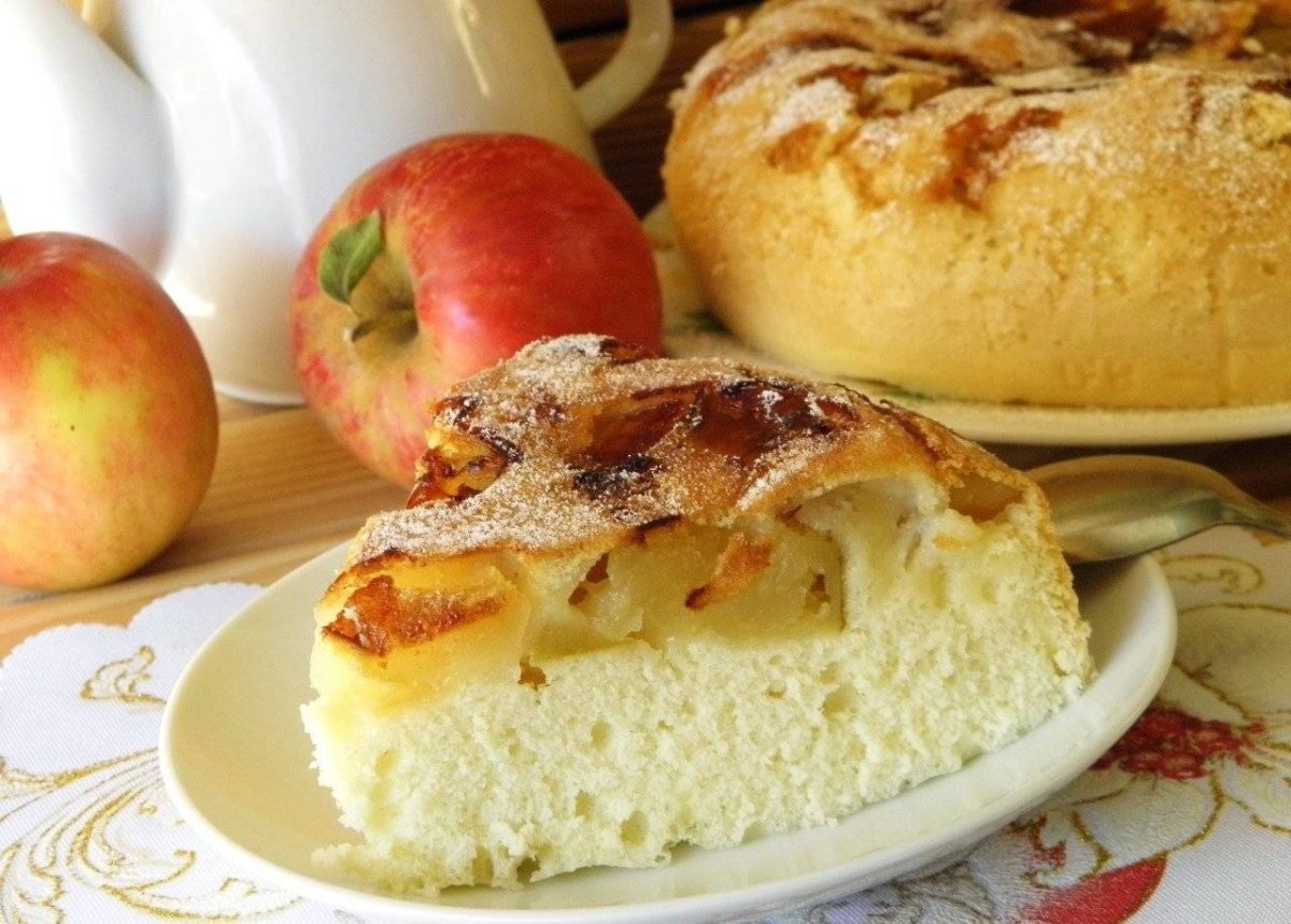 Шарлотка с яблоками на сковороде