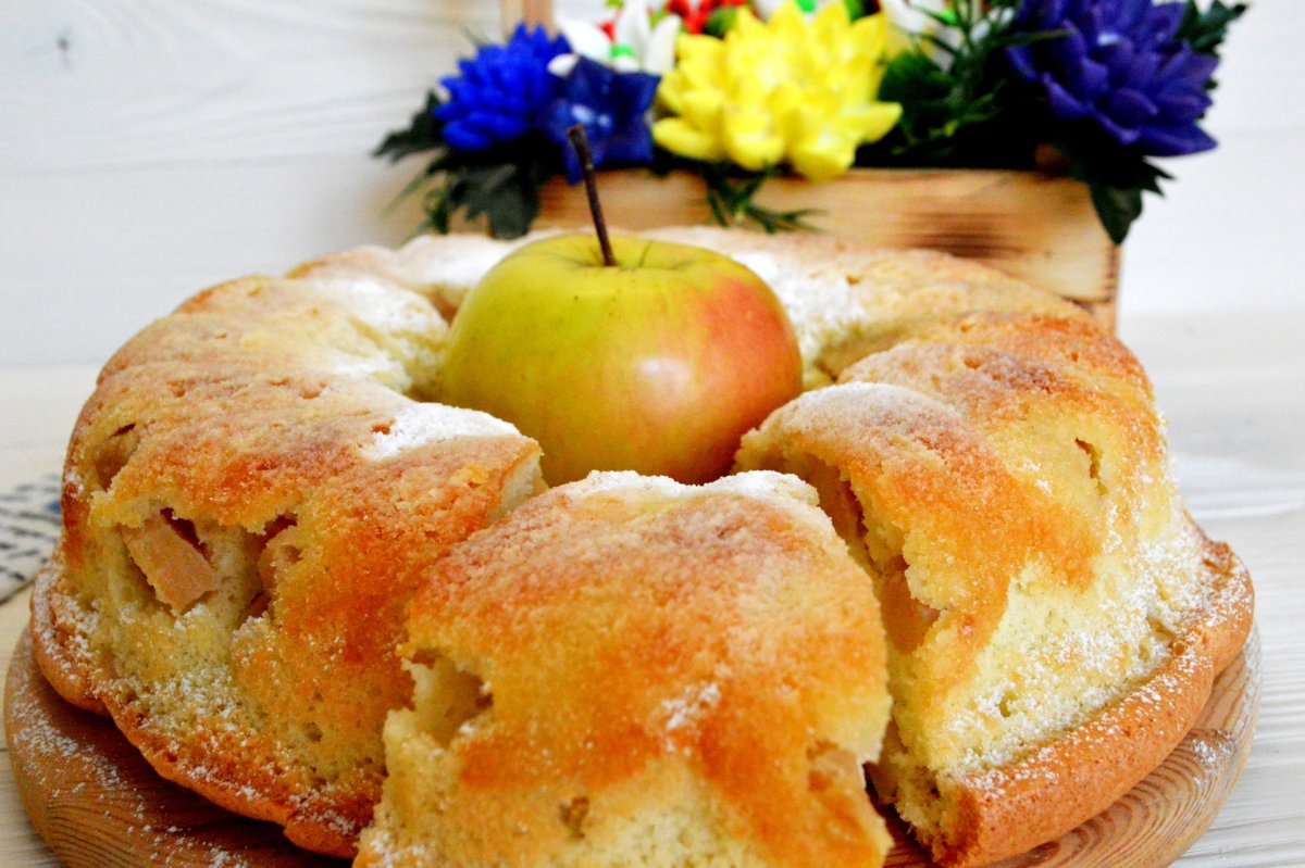 Шарлотка на сметане пышная с яблоками