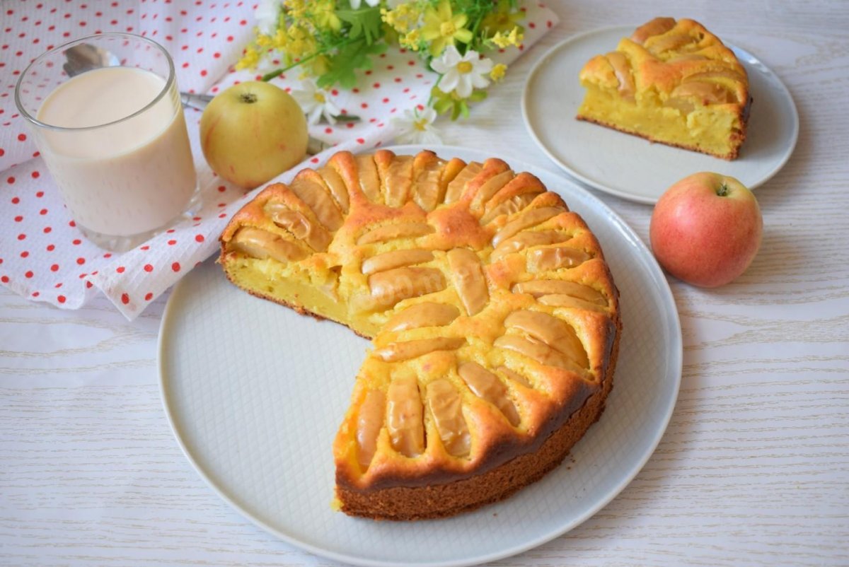 Шарлотка с яблоками на сметане