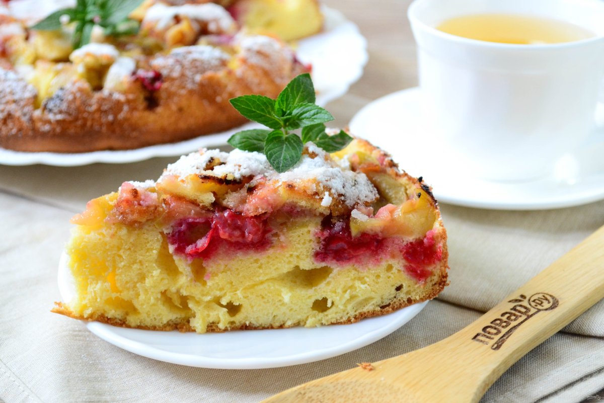 Шарлотка с яблоками из 4 яиц