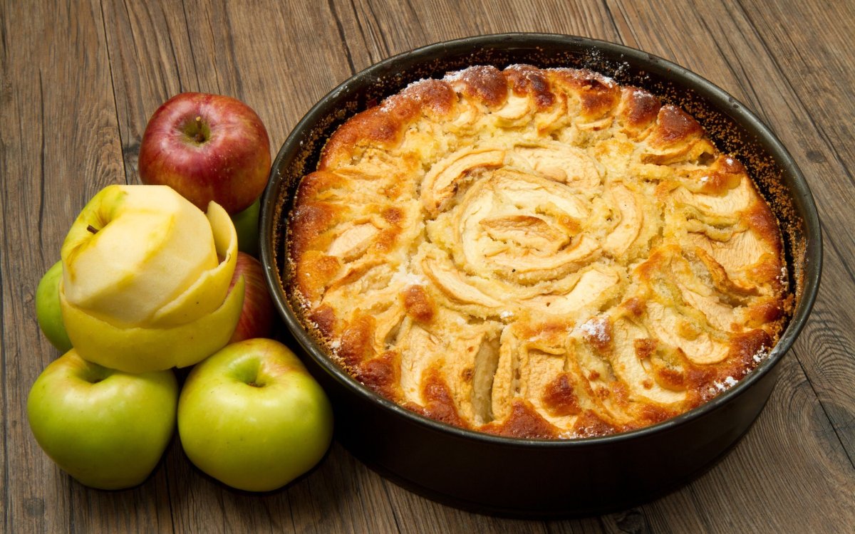 Шарлотка с яблоками домашняя