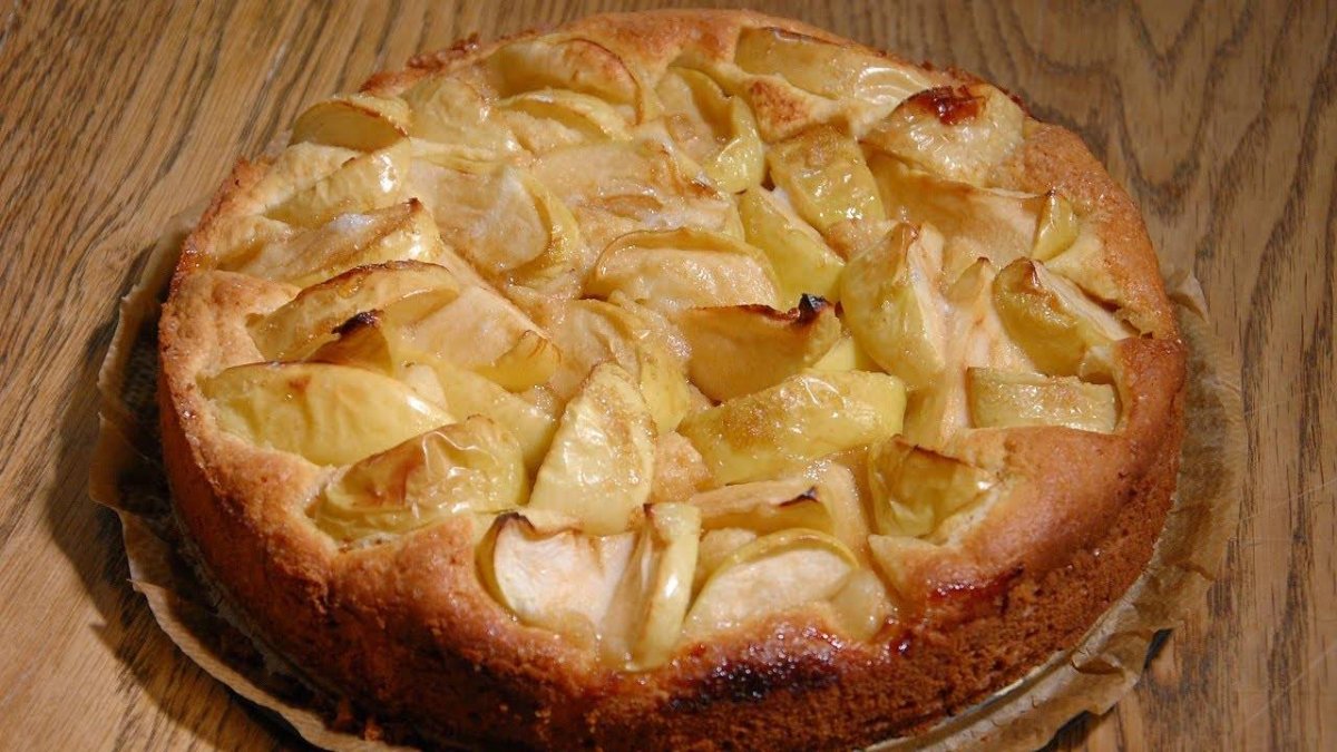 Шарлотка с яблоками и сливами